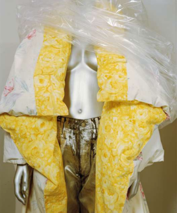 Margiela, couette transformée en manteau, houssée de draps des années 1970, collection automne-hiver 1999-2000. Photo Le Monde